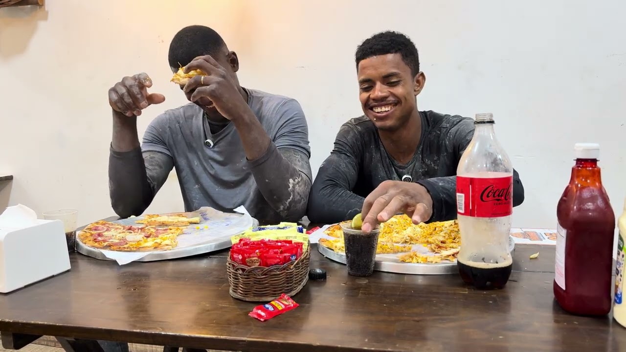 Hoje foi uma pizza pra cada um bora vê quem termina primeiro 