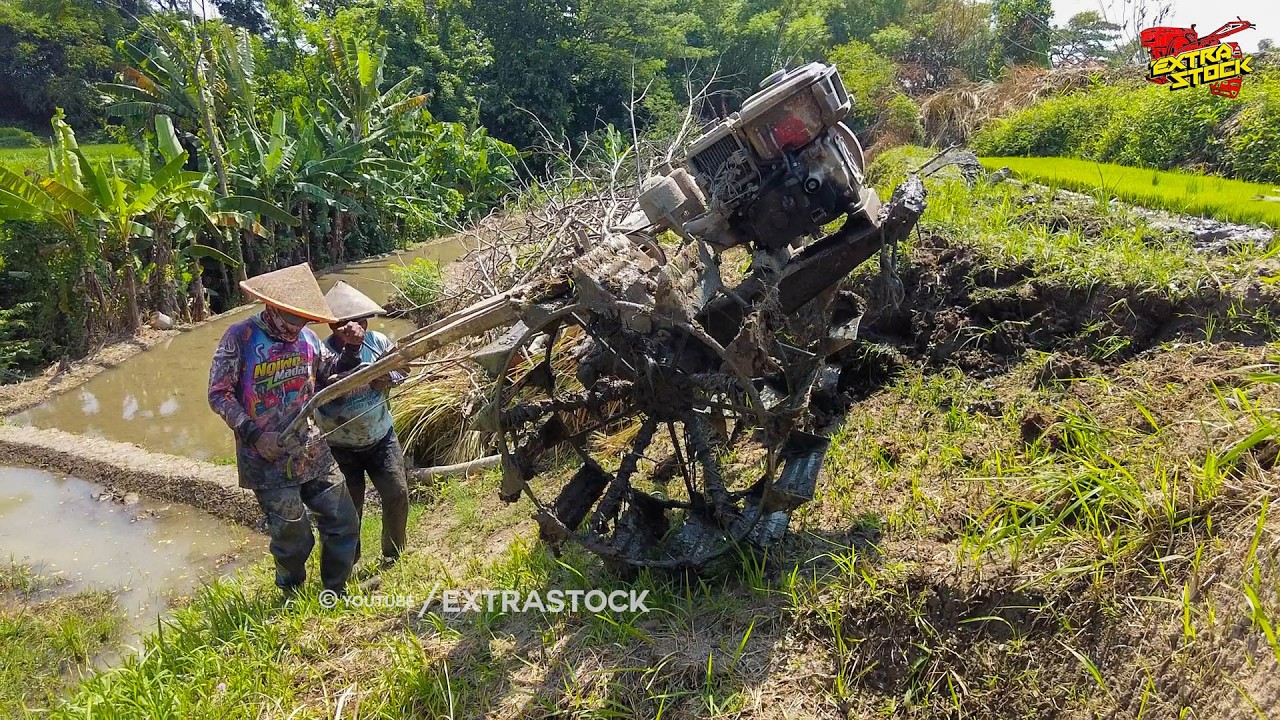 Jalan Mundur! Traktor Sawah Pindah Lahan Turuni Turunan Curam