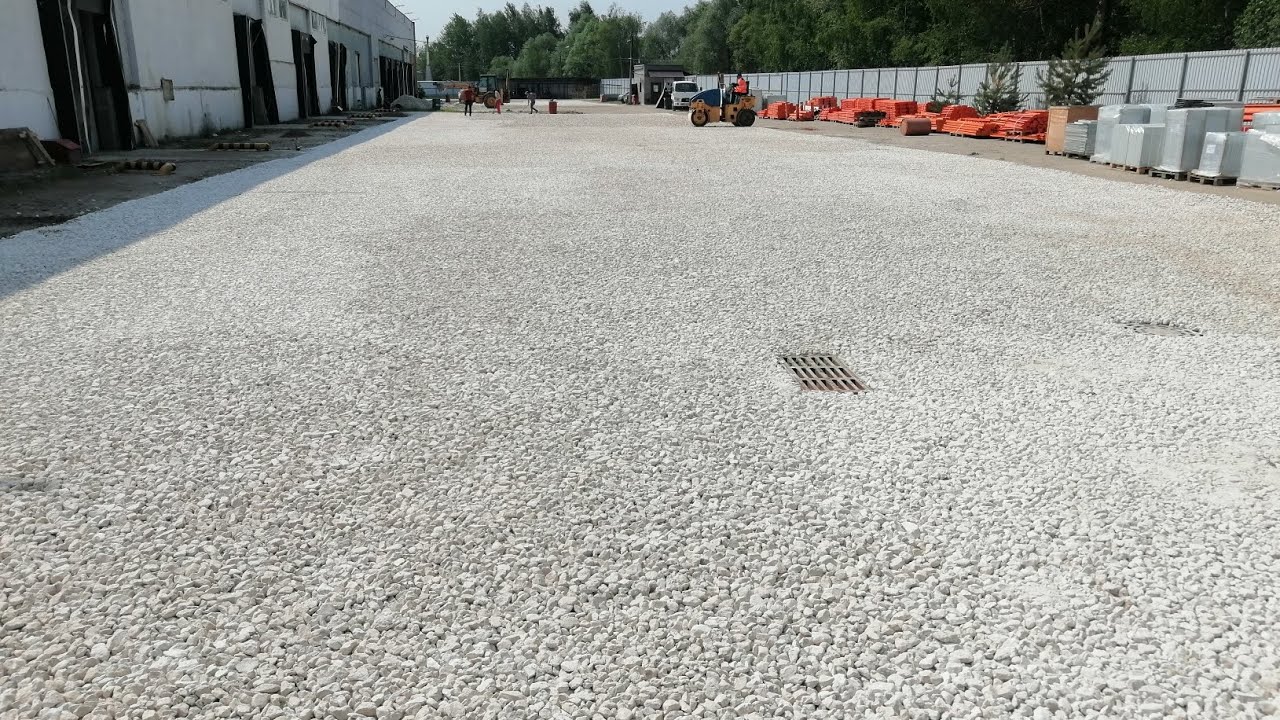 отсыпка площадок в территорий завод из мотеряло щебня - YouTube