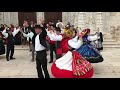 Dança portuguesa ao vivo em frente ao Mosteiro dos Jerónimos em Lisboa Portugal