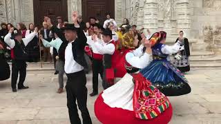 Dança portuguesa ao vivo em frente ao Mosteiro dos Jerónimos em Lisboa Portugal