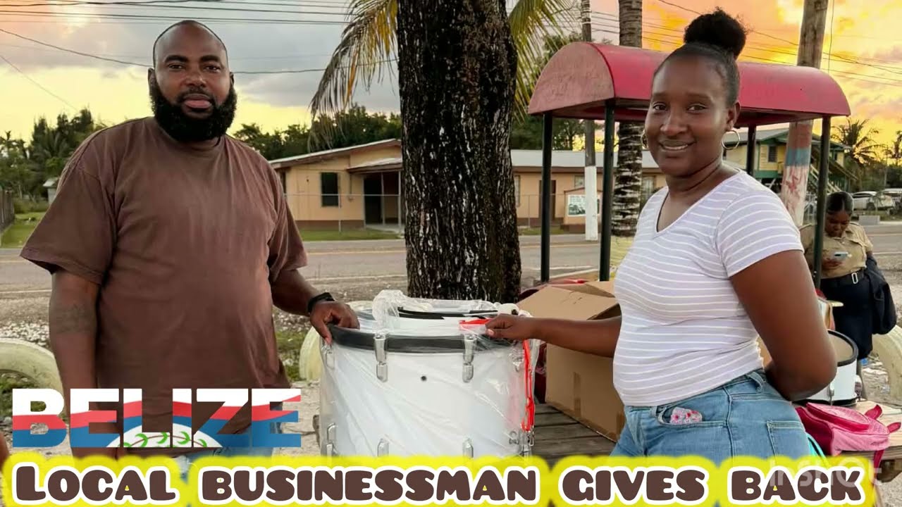 Молодой бизнесмен оказывает поддержку деревенскому духовому оркестру.