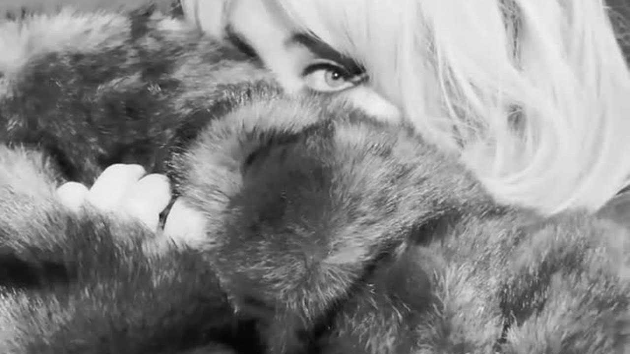 VOGUE ITALIA 10月号 Sabrina Carpenter Quite Frankly, Sabrina Carpenter Has Never Looked Better Posing as