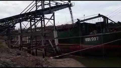 Vessel loading by conveyor belt.