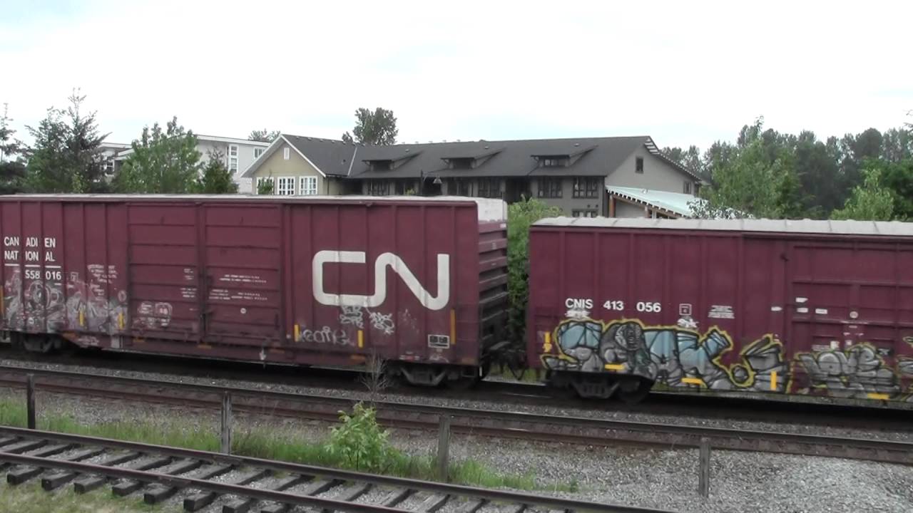 CN 2186 & 8875 Leads CN 354 East At Fort Langley BC
