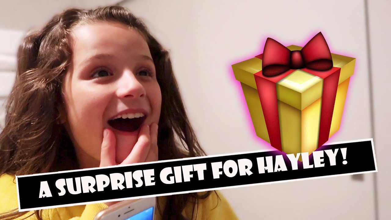 vlogs in spanish A Surprise Gift For Hayley 🎁 (WK 384.2) | Bratayley