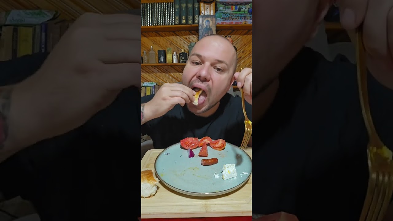 OTTOmananca OUA PRAJITE CU BRANZA, CARNATI, CEAPA SI ROSII