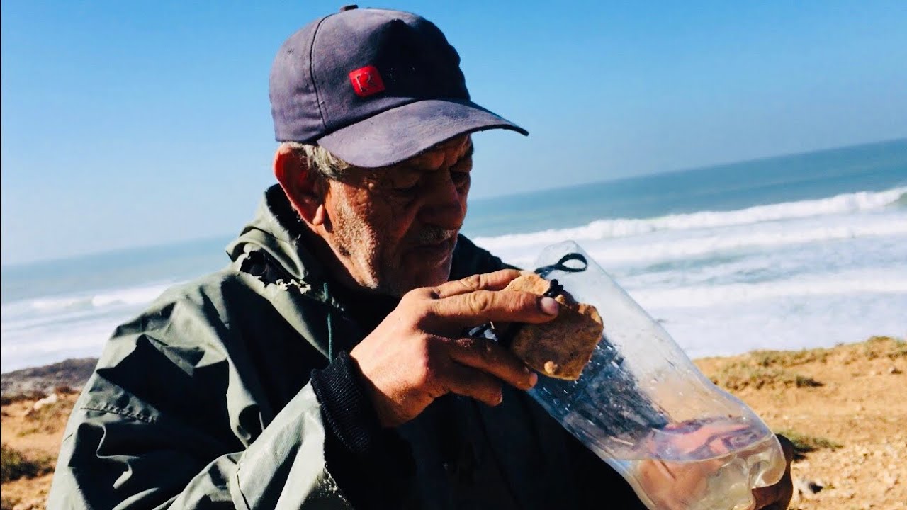 كفاح البحار | مغربي يضحي و يغامر لكي يجمع أصبع البحر اغلى فاكهة في العالم ليبعها بأبخس الأسعار 😱