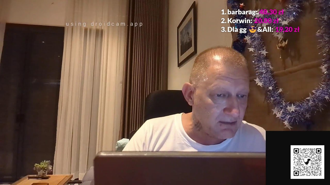 Adam sam się sabotuje.