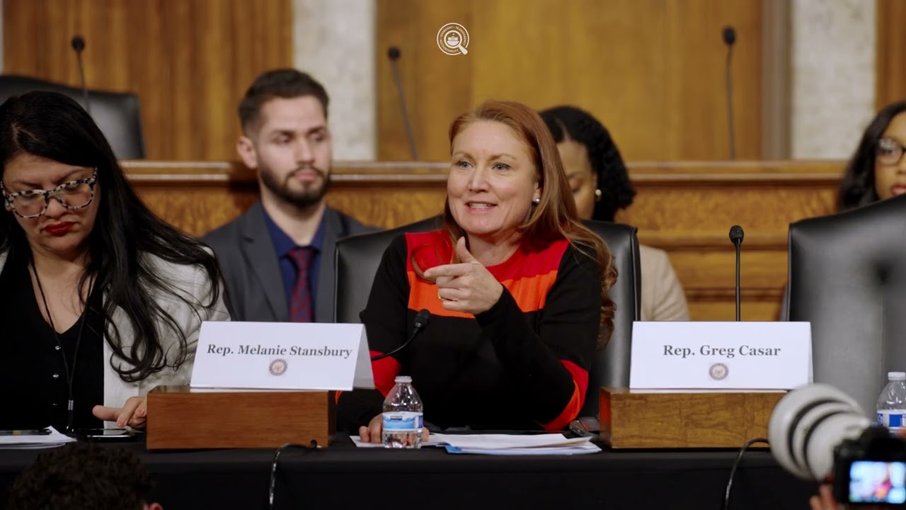 Член палаты представителей Мелани Стэнсбери (от 1-го округа Нью-Мексико) выступает на слушаниях: ...