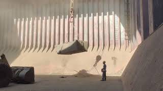 Cargo residue remove from ships cargo hold and lower ashore