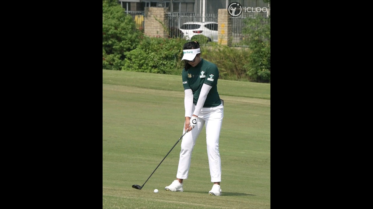 On the left foot downhill lie, place the ball on the right foot side. 