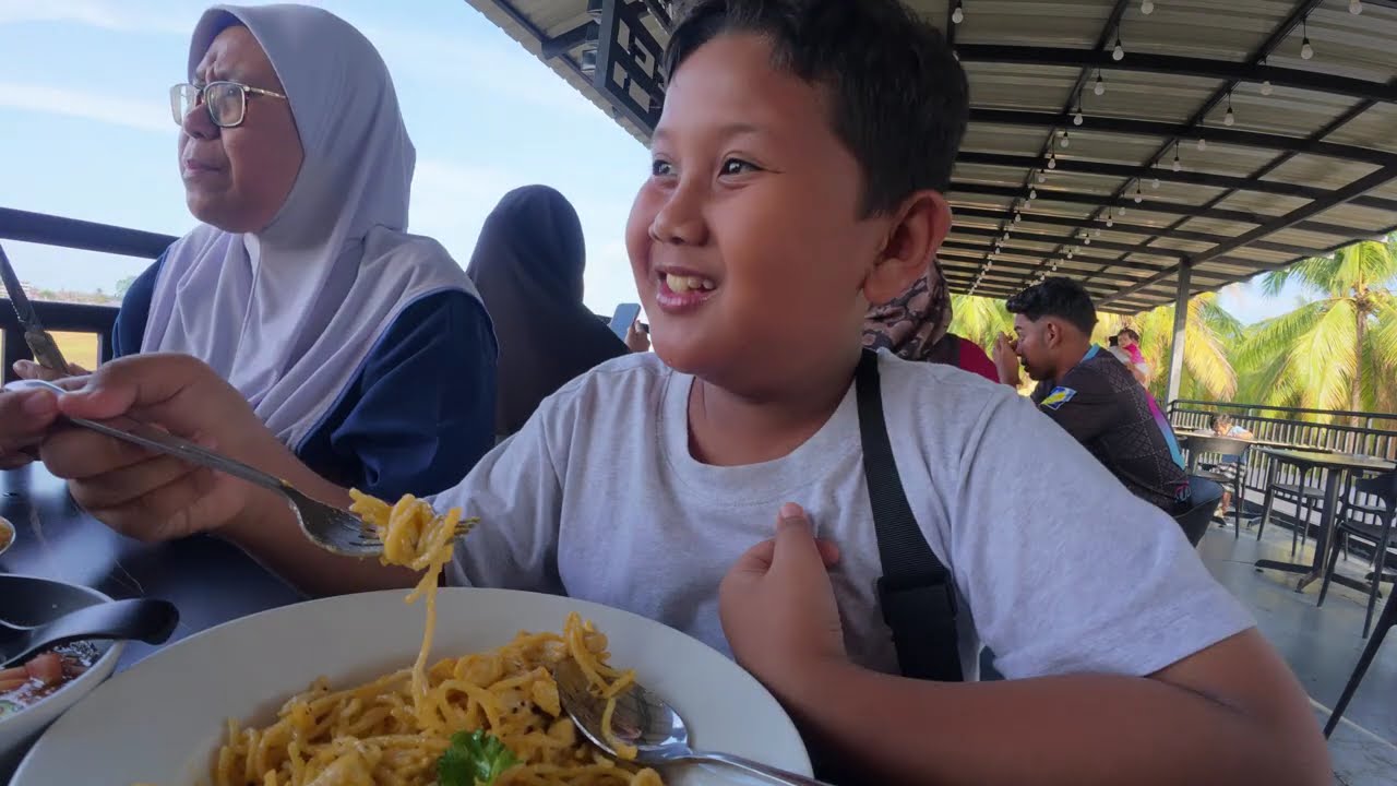 Bersantai petang sambil tengok kapal terbang..