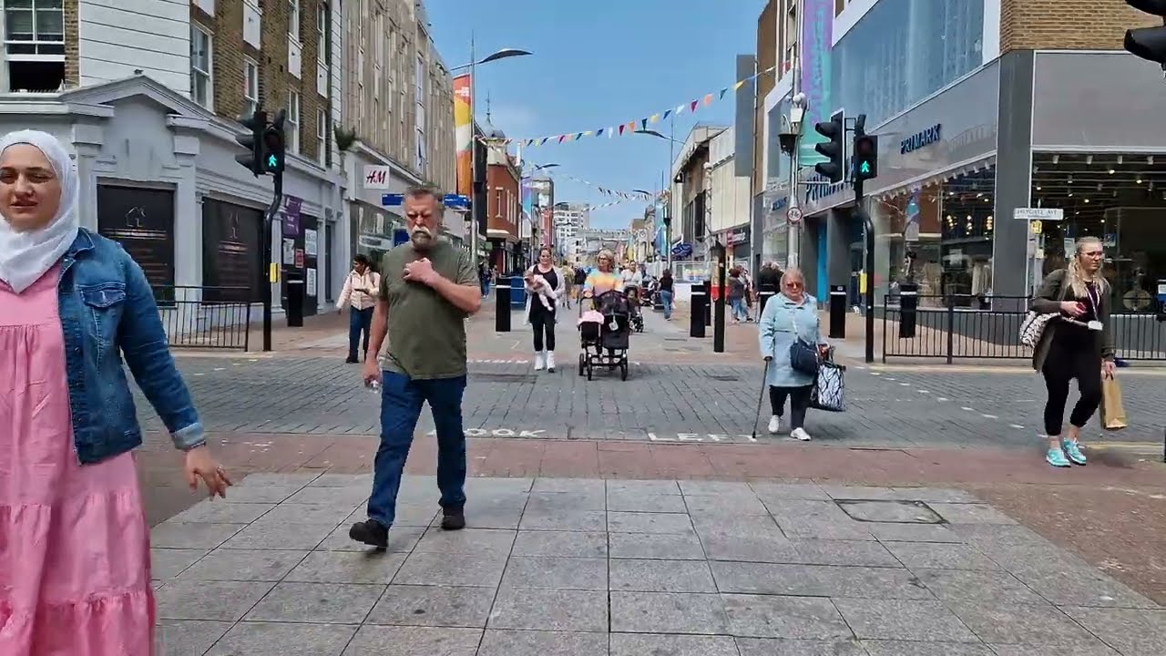 2023  4K Walking Tour - Southend on Sea High Street / Prittlewell Square etc ... ambient sounds