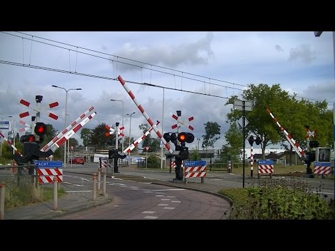 Spoorwegovergang Leerdam // Dutch railroad crossing