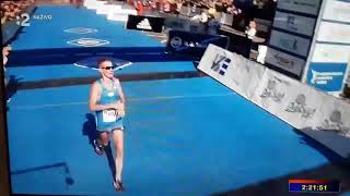 Un Marathonien Se Retrouve Avec Le Paquet À Lair À La Fin De Sa Course