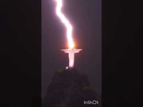 В Бразилии молния ударила прямо в статую Христа-Спасителя