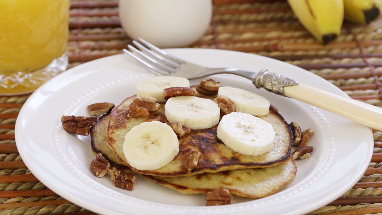 Hot cakes de plátano sin harina - YouTube