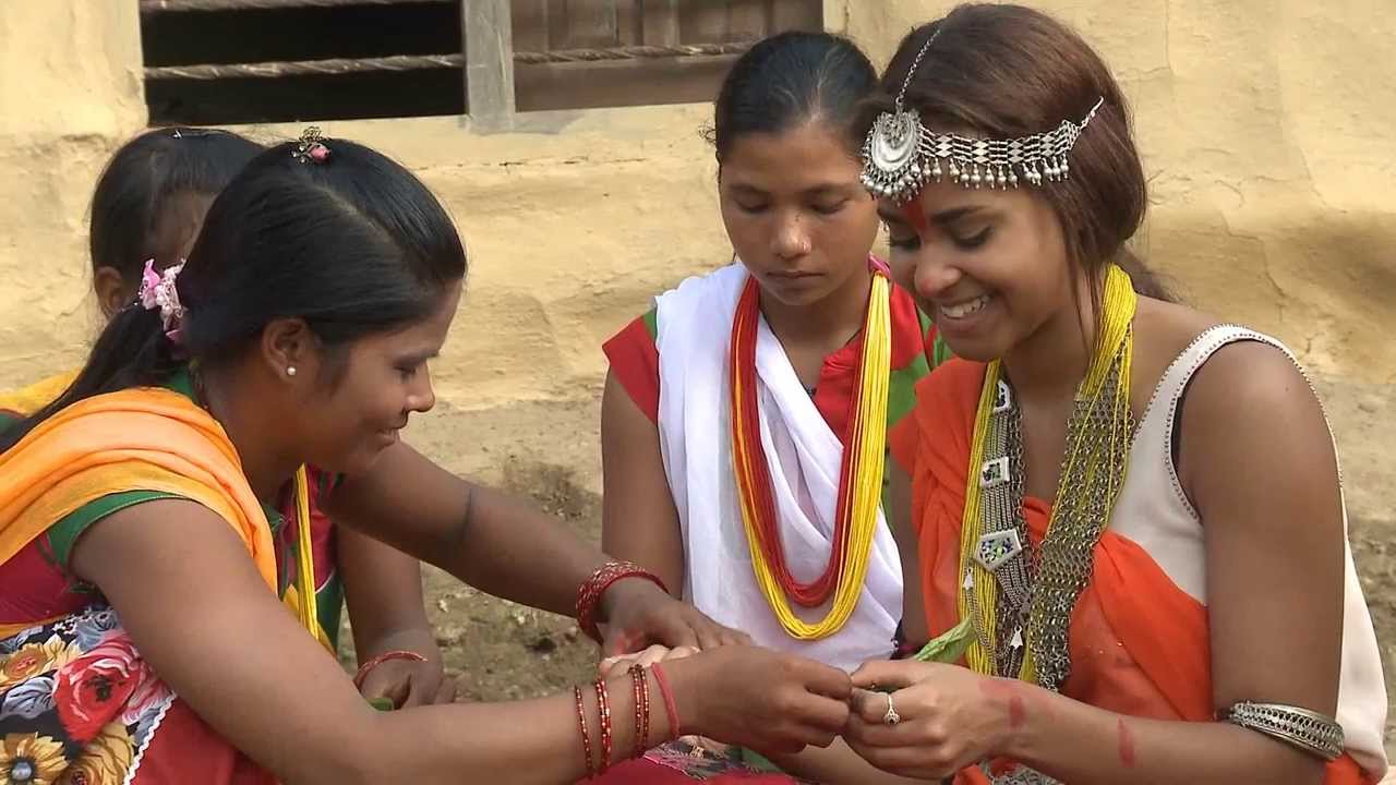 Miss Earth Schweiz Djoa Strassburg besucht Plan-Projekt in Nepal - YouTube