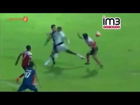 Penyelamatan Hamka Hamzah gawang arema   Arema vs Madura United