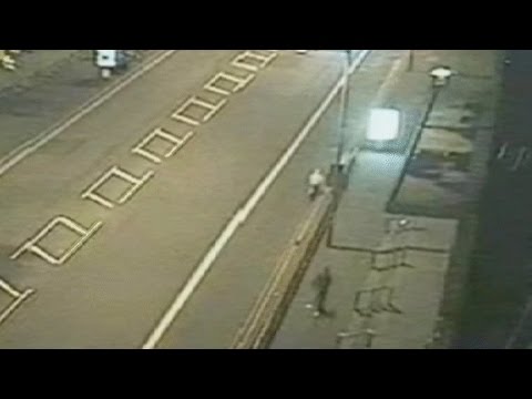 فيديو حافلة تدهس شخصا إثر مطاردته سارق 