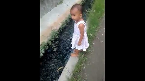 Anak jatuh ke dalam got