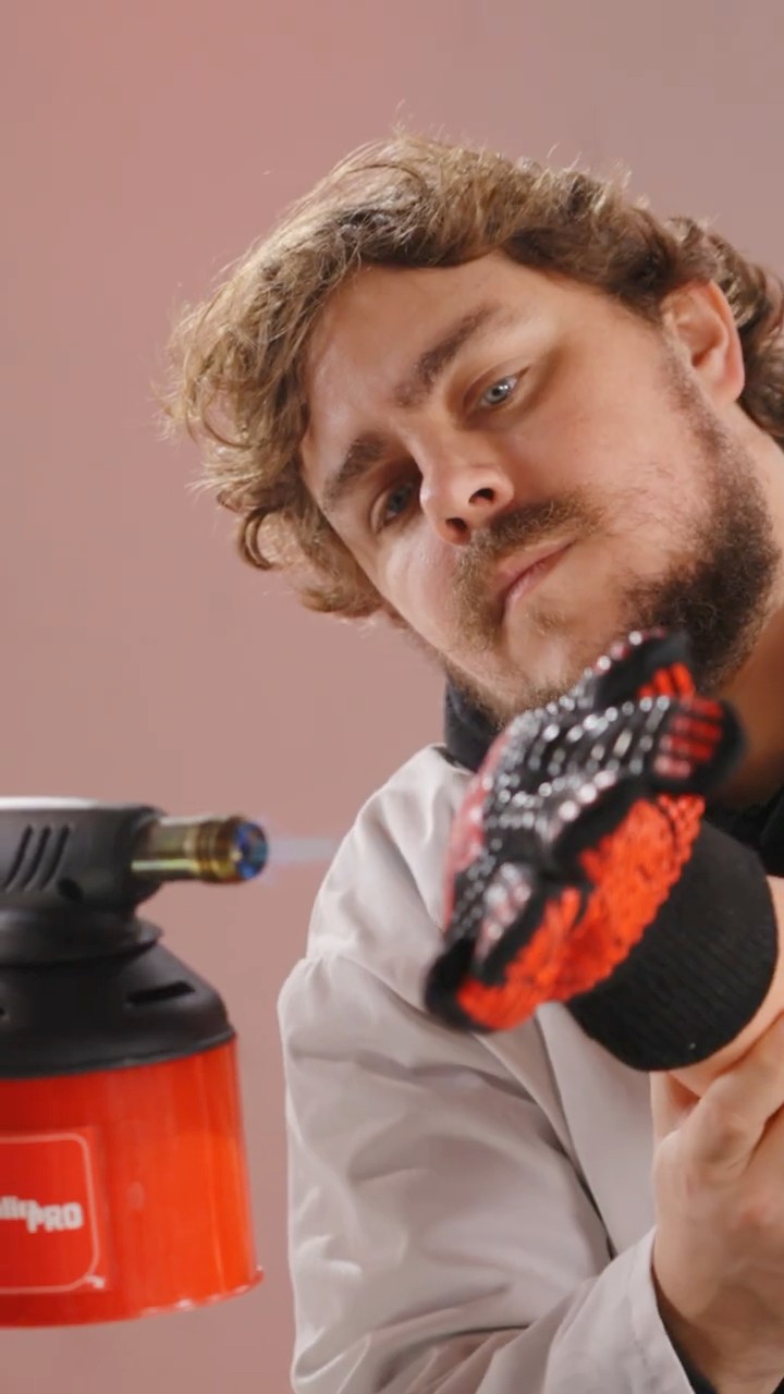 Scène coupée : La promesse des gants anti-feu ??