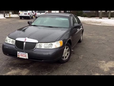 2002 Lincoln Town Car Signature Series Startup, Walkaround, & Full Tour