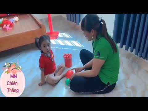 Cô Thơm dạy trẻ nhận biết phân biệt màu đỏ