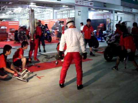 2011　鈴鹿８耐　決勝前夜のピットストップ練習風景