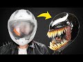 Casco de motocicleta convertido en una máscara de Venom