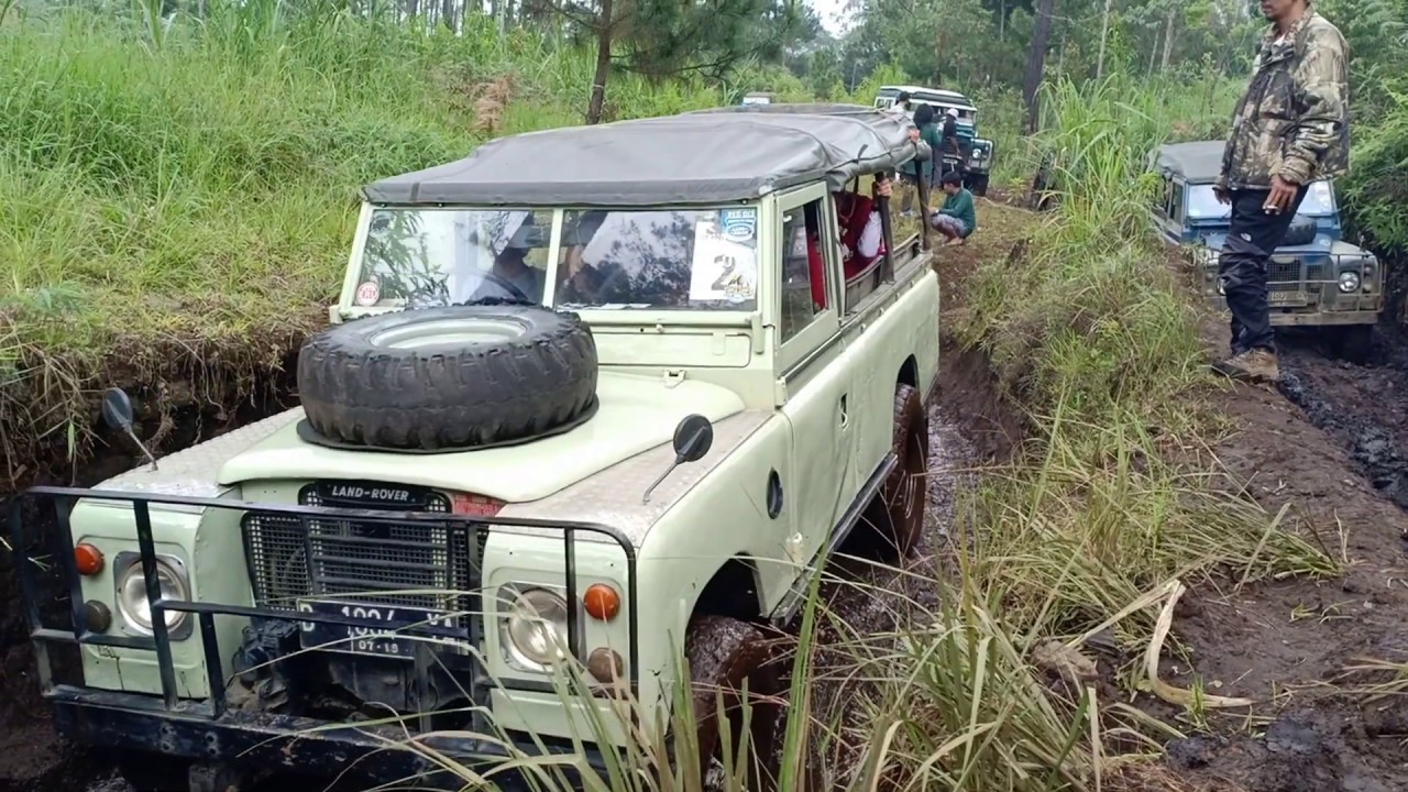 JEEP WILLYS VS LAND ROVER - YouTube