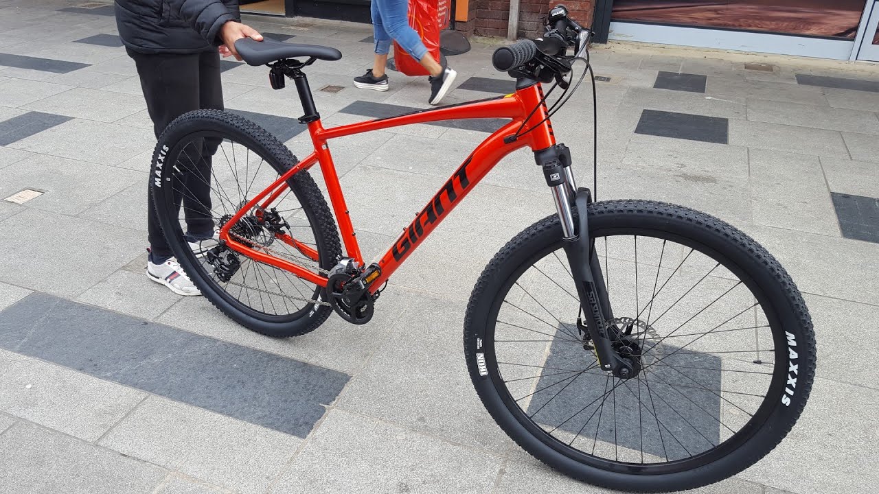 roterend Klein Afvoer 2021 Giant Talon 4 Hardtail Mountain Bike in LAVA RED & Black! Close Up  Review & Test Ride (Large) - YouTube