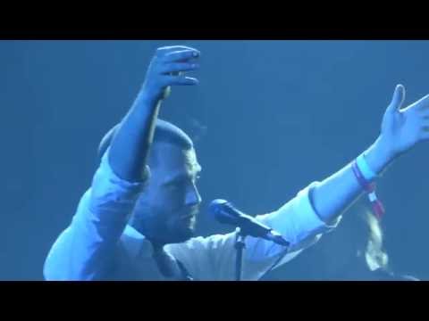 Video: Hoe Om By Die Ahmad Tea Music Festival-konsert Uit Te Kom
