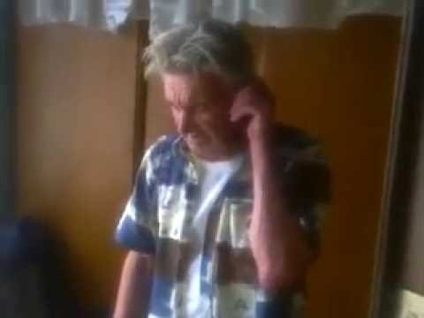 Дед по телефону говорит