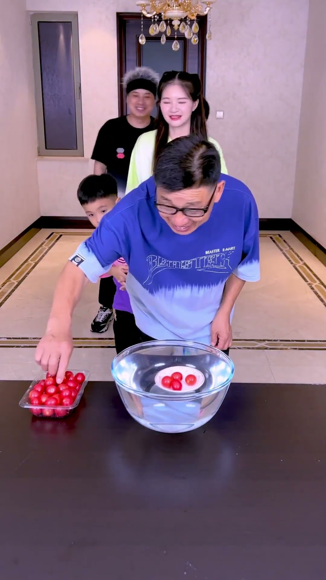 Who Can Make The Boat Sink? So Exciting#Funnyfamily #Partygames #Challenge #Funny #Shorts