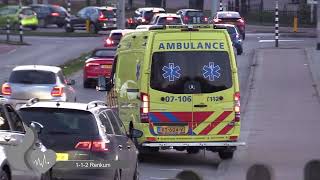 Ambulance personeel brengt MMT naar medische situatie in de binnenstad van Arnhem.