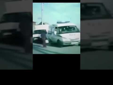 Бабушка едва не попала под скорую! Водители, будьте внимательнее!