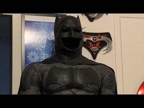 Video: Yuav Ua Li Cas Xaws Ib Qho Batman Costume