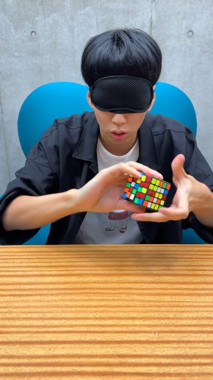 目隠しで5×5ルービックキューブを完成させる男