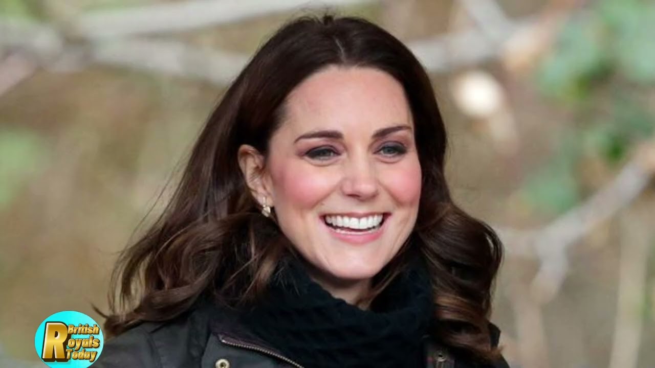 Кейт Миддлтон подарила больнице «величественную» елку, которую она получила на рождественской слу...