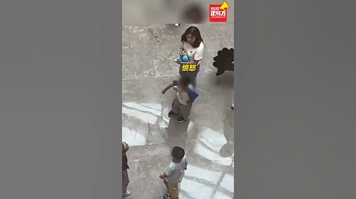 大白熊人偶被孩子扇臉後反擊，小男孩們輪流上前踢踹扇臉。#熱點新聞事件#新聞#搞笑#真實事件#奇聞趣事#shorts - 天天要聞