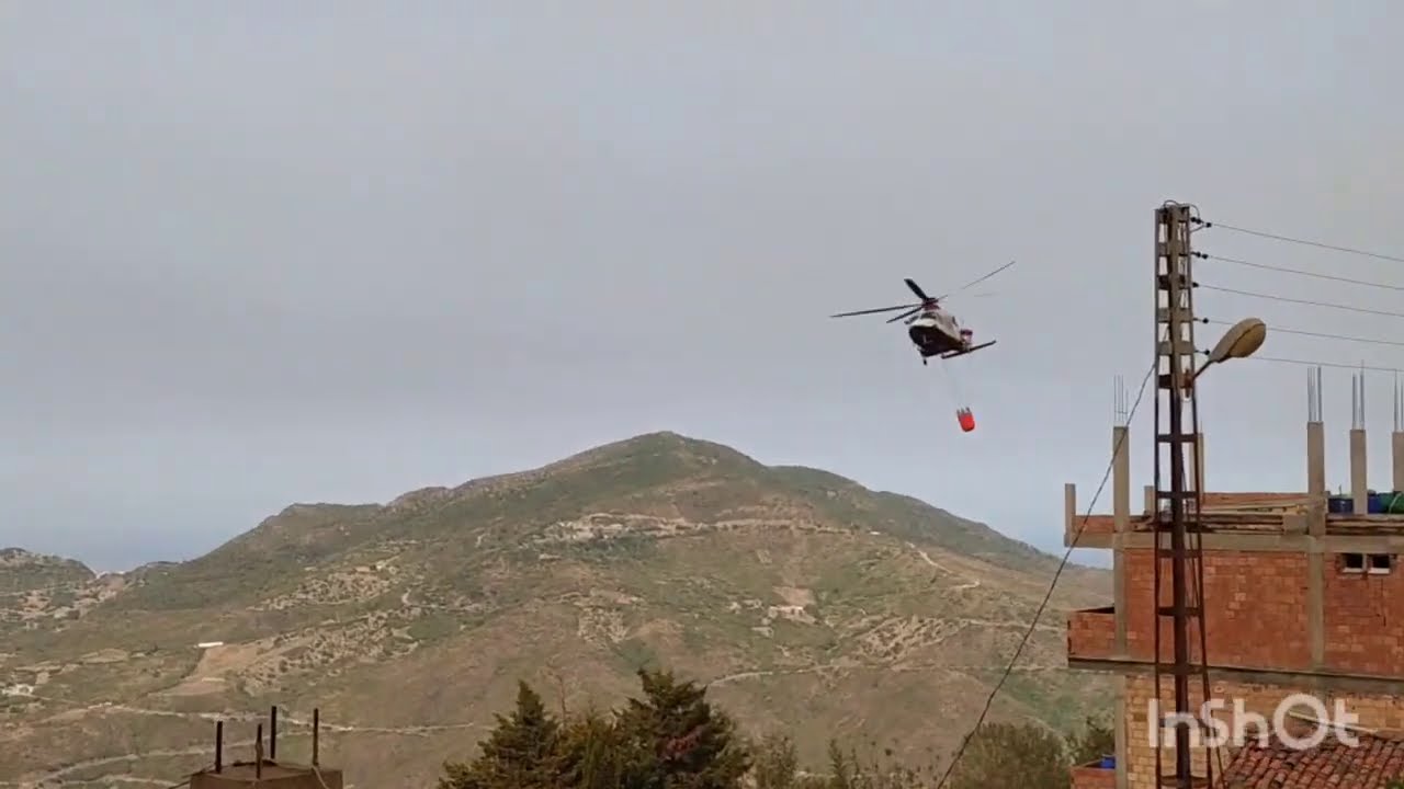 بجاية: تدخل المروحيات لإخماد الحريق بعد 4 ساعات من إندلاعه في بلدية توجة قرية اه‍ڨارن