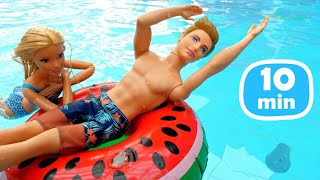 Facciamo il bagno con le bambole Barbie Video con i giocattoli Barbie. Giochi per bambini