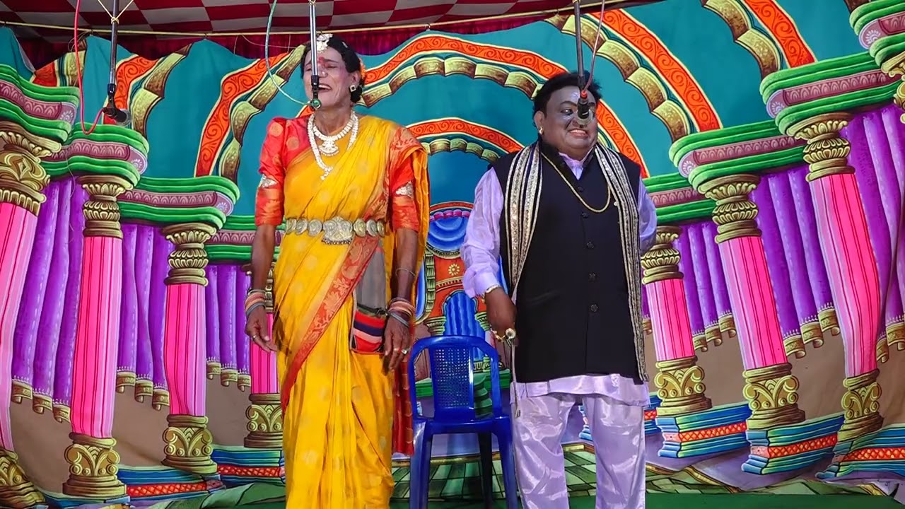 Шейх Шилар играет роль Шрихари в пьесе Адданки Шриниваса Рао «Чинтамани».