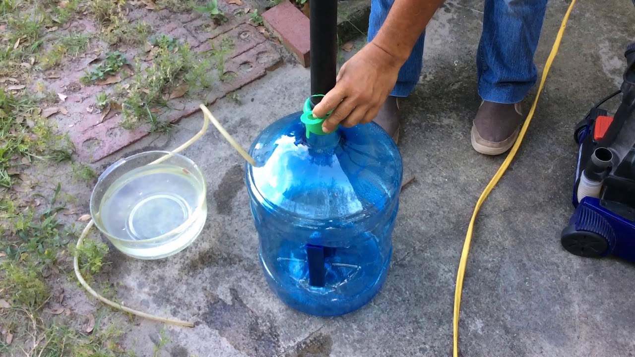 Homemade water pump out of vacuum cleaner. Bomba para extraer agua