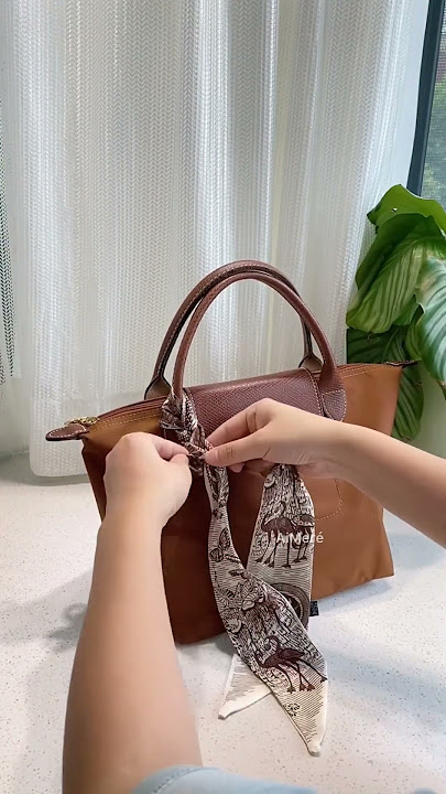 How to tie a Twilly on a mini Kelly at #Hermès 🤩📍#AventuraMall #Twil