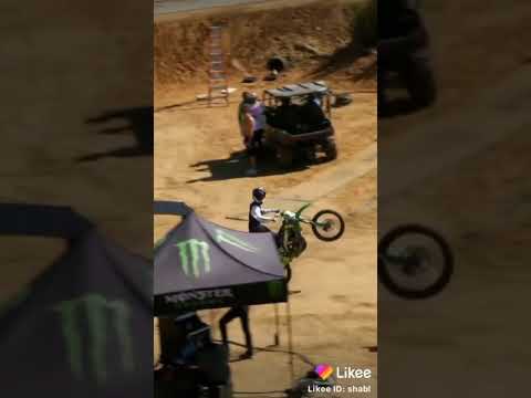 أمي دايما تدعيلي 