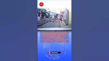 Khoảnh khắc hãi hùng: Cột điện bất ngờ đổ, công nhân sửa điện bị đập xuống đường #shorts #drm