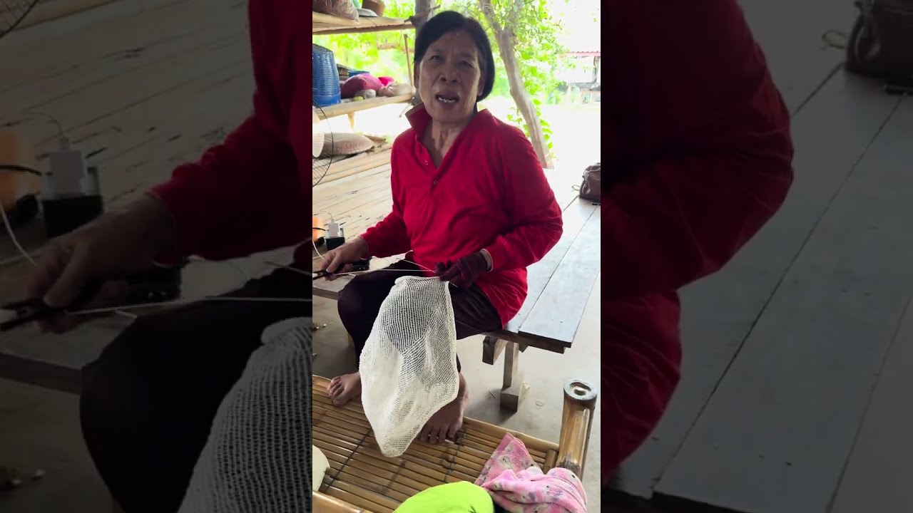 พาชมคุณแม่บุญถิน สานสวิง สำหรับแหย่ไข่มดแดง หรือส่อนปลาลูกคอก ตักปลา #shortsvideo #ครูอาธรวิมลสุข